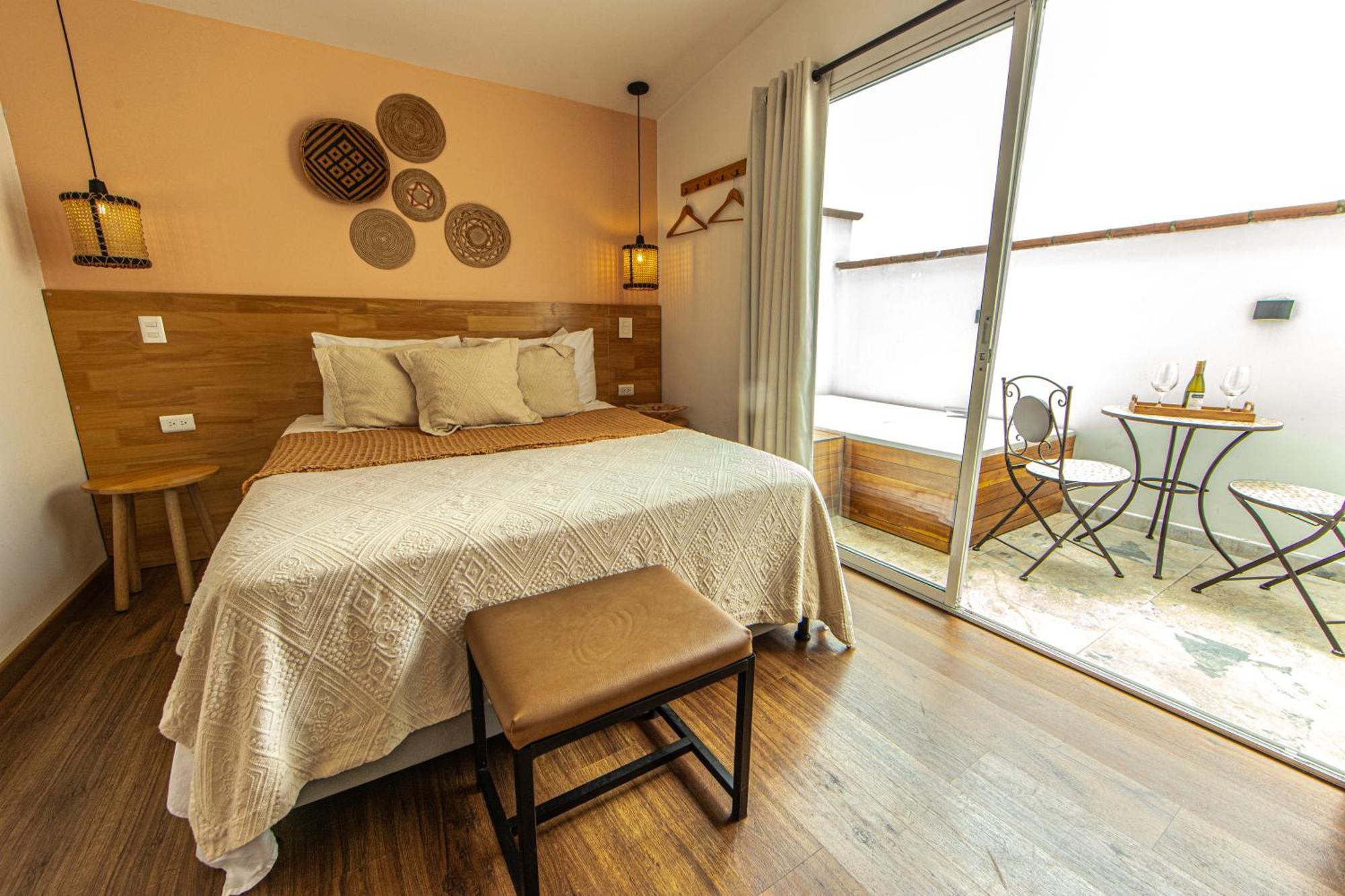 Zimmer mit Queensize-Bett und Balkon
