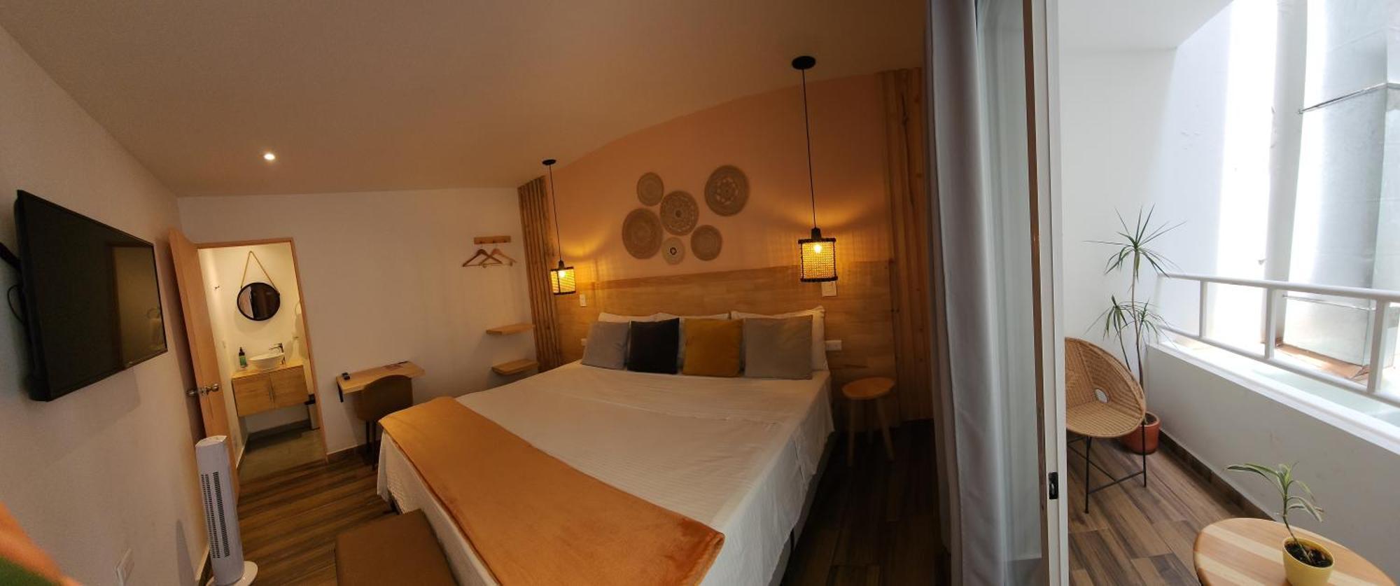 Zimmer mit Kingsize-Bett und Balkon
